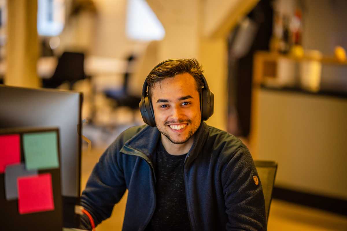 Kollega med headset ved skrivebordet