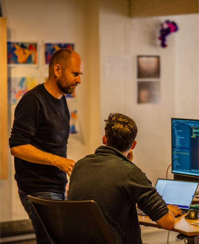 Kollegaer arbejder sammen på kontoret