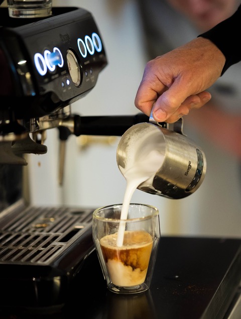 Kaffe der skænkes